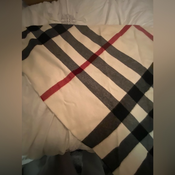 Burberry Cashmere Scarf - Picture 4 of 8